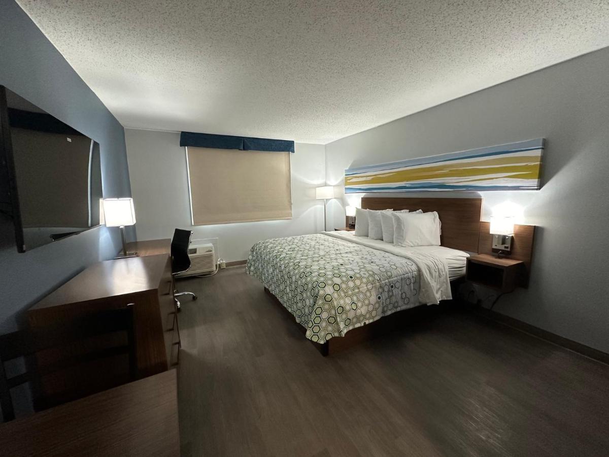 Ramada By Wyndham Cortland Hotel & Conference Center Экстерьер фото
