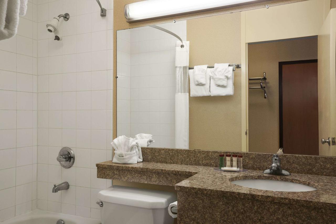 Ramada By Wyndham Cortland Hotel & Conference Center Экстерьер фото
